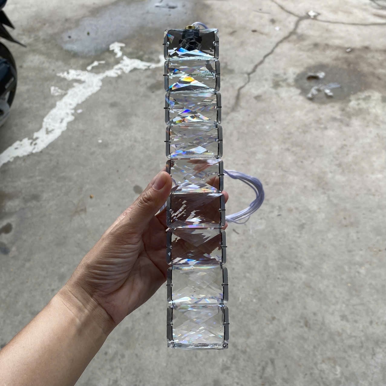Bộ đèn chùm lá xoài xoắn PL025.1, gồm 100 lá xoài pha lê xanh lá  pha trắng 200 x 55, dây bâm hạt pha lê, 18 mắt led COB 3 màu dimmer, điều khiển xa cao cấp, mâm inox gương trắng hình chữ nhật, KT(mm): 1700 x 800 x 4000
